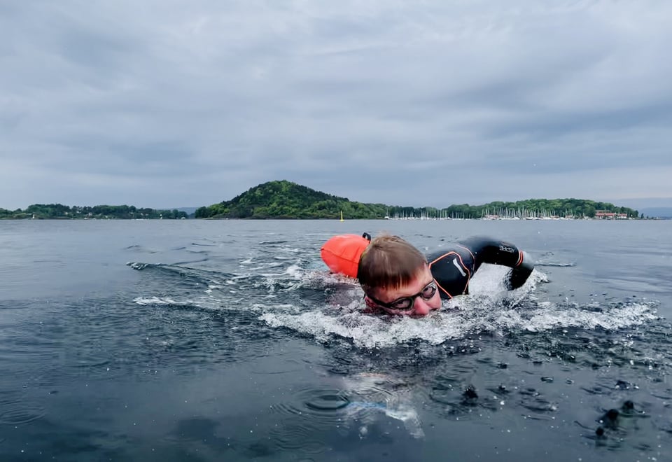 Fjordsvømming ved Sørengea, med svømmebøye.