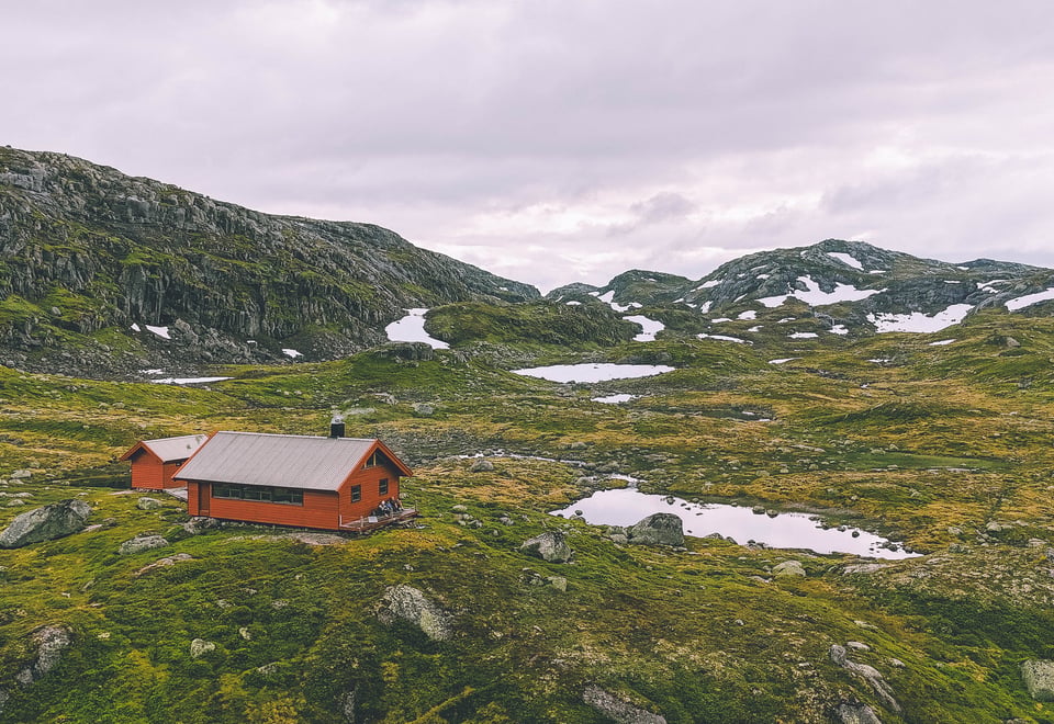 Diverse dronebilder av Nilsebu og Litle Aurådal