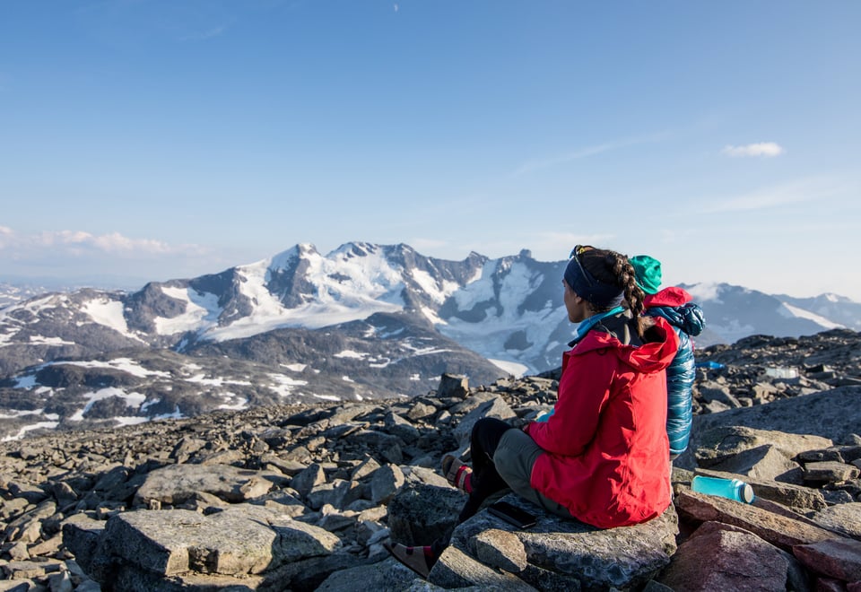 To personer som sitter på en fjelltopp