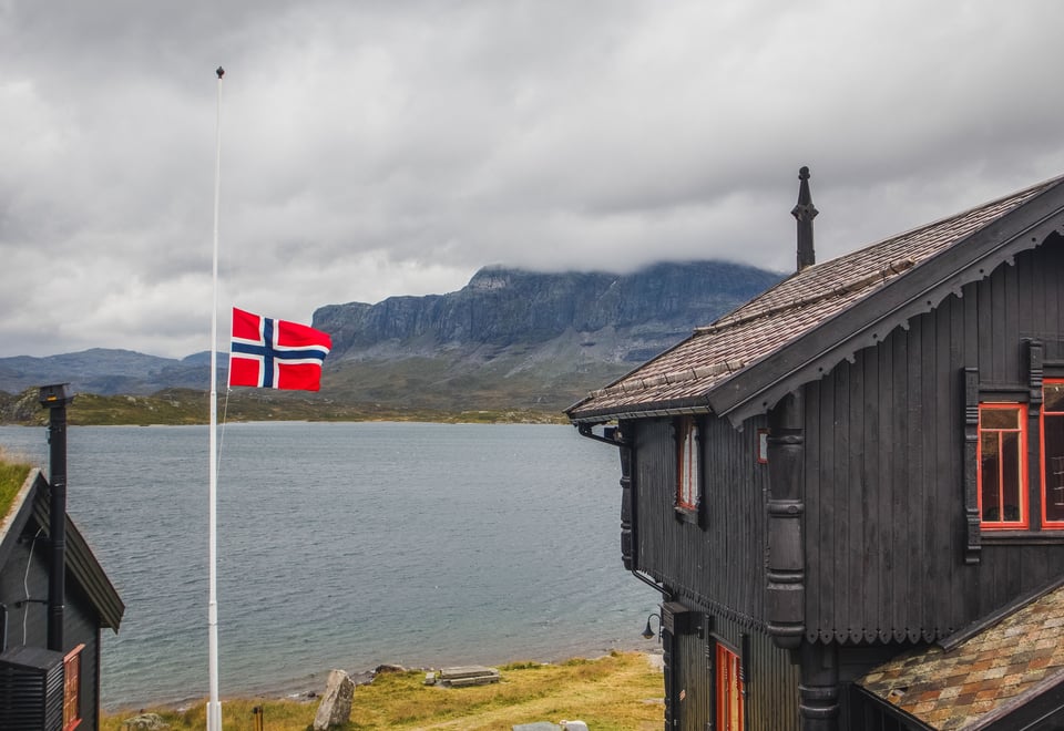 Flagg på halv stang på Haukeliseter