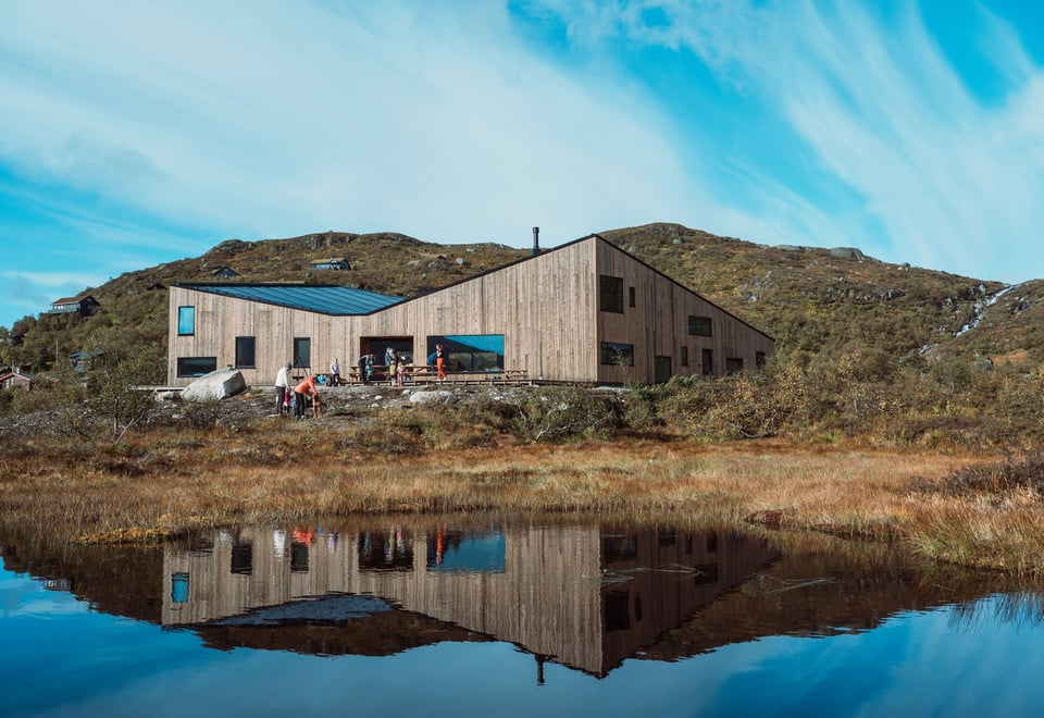 Turbohytta i Hunnedalen/Øvstabødalen er ei splitter ny og unik turisthytte, skreddersydd for barnefamilier og tilrettelagt for personer med funksjonsvariasjoner. Hytta er oppkalt etter Barnas turlag sin maskot og har en rekke kreative løsninger som gjør den spesielt spennende for barn.