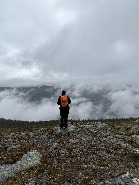 Ikke så mye utsikt fra toppen, men blid og fornøyde turgåere, foto Laila Reinsnos