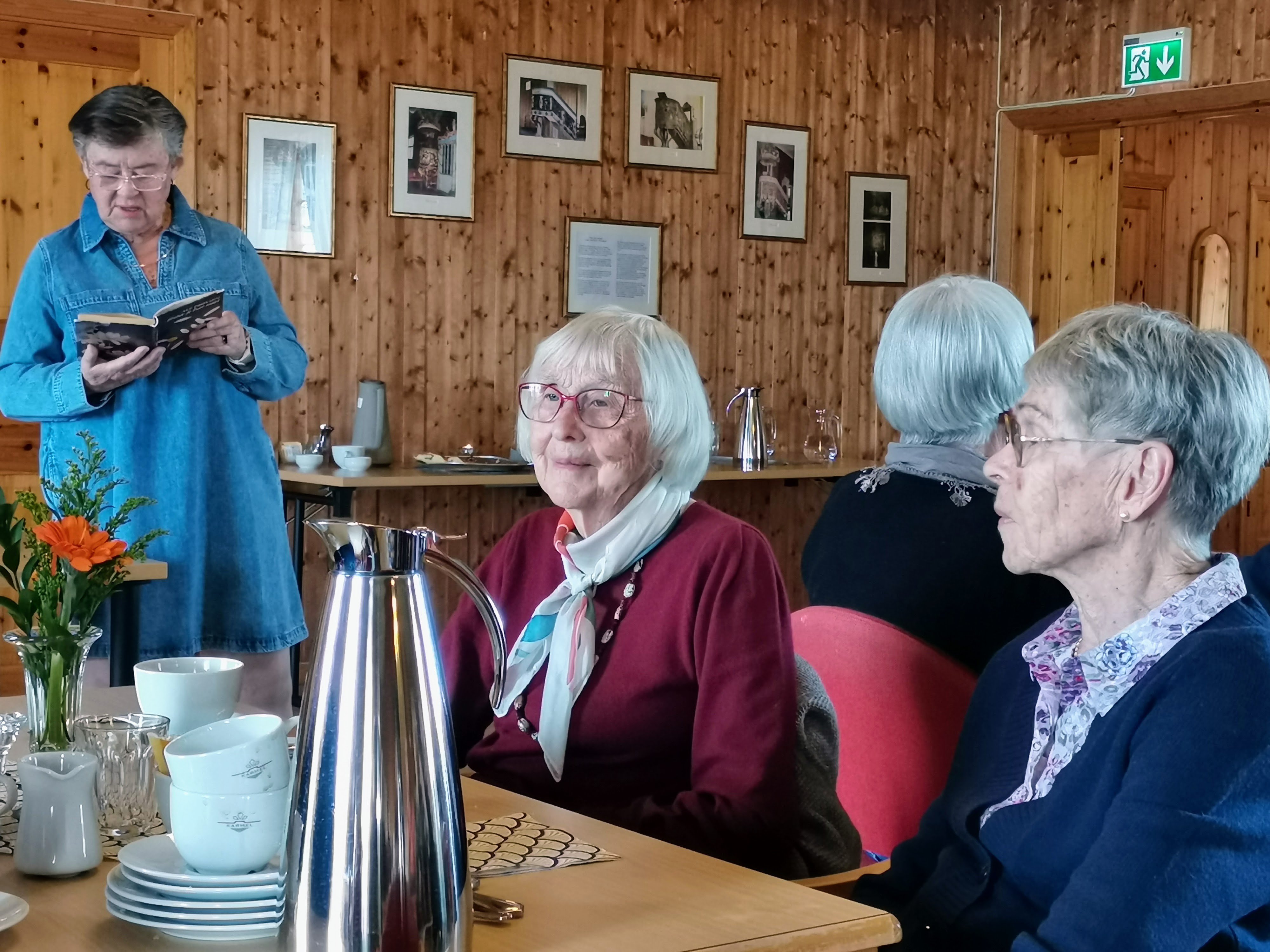 Solv&aring;r leser fra bok.