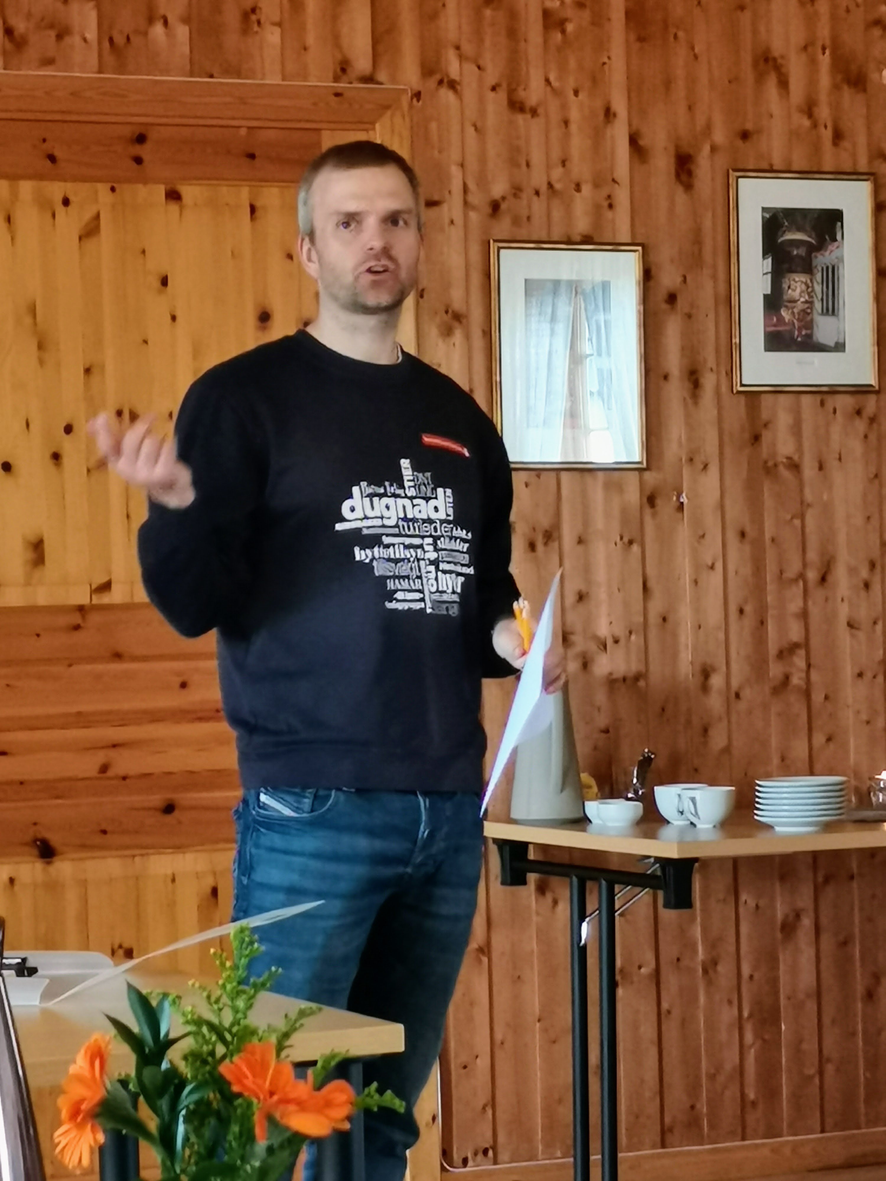 Mann forkynner sitt budskap.