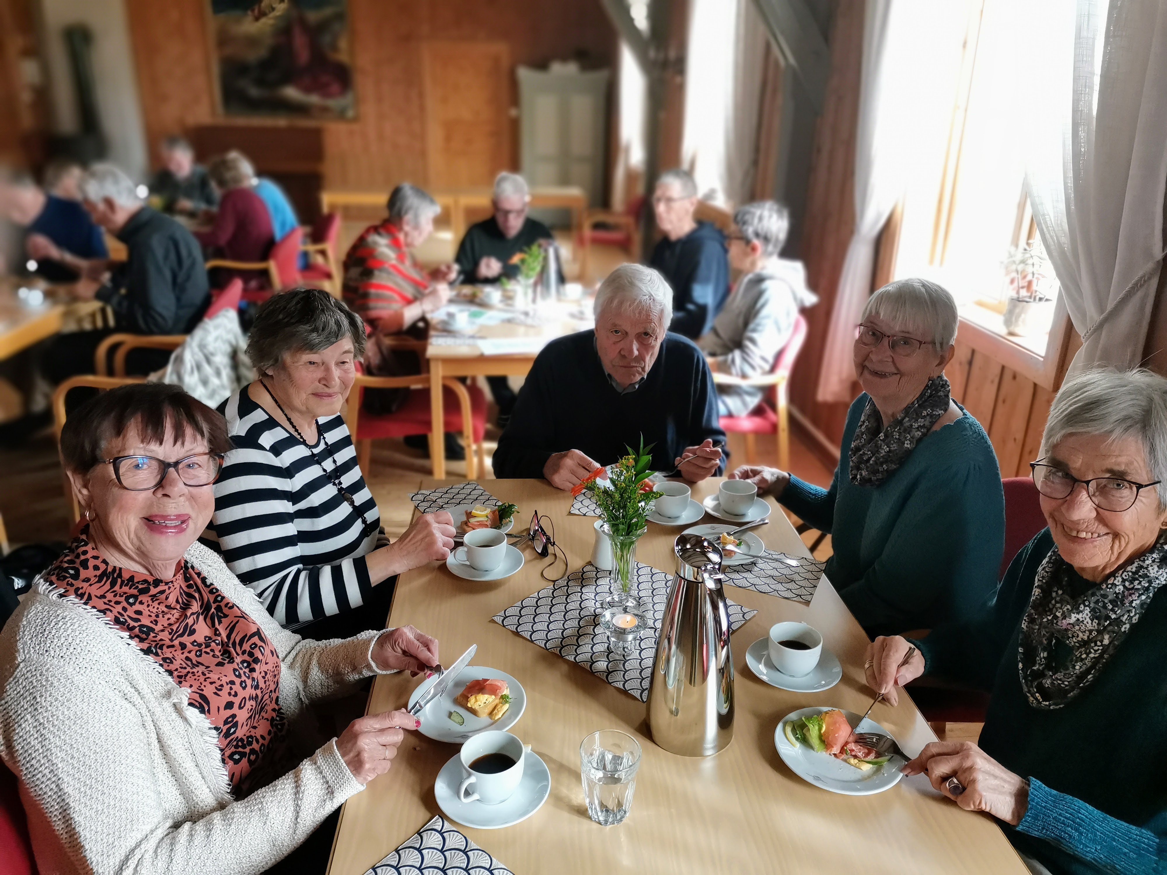 Folk koser seg med god mat