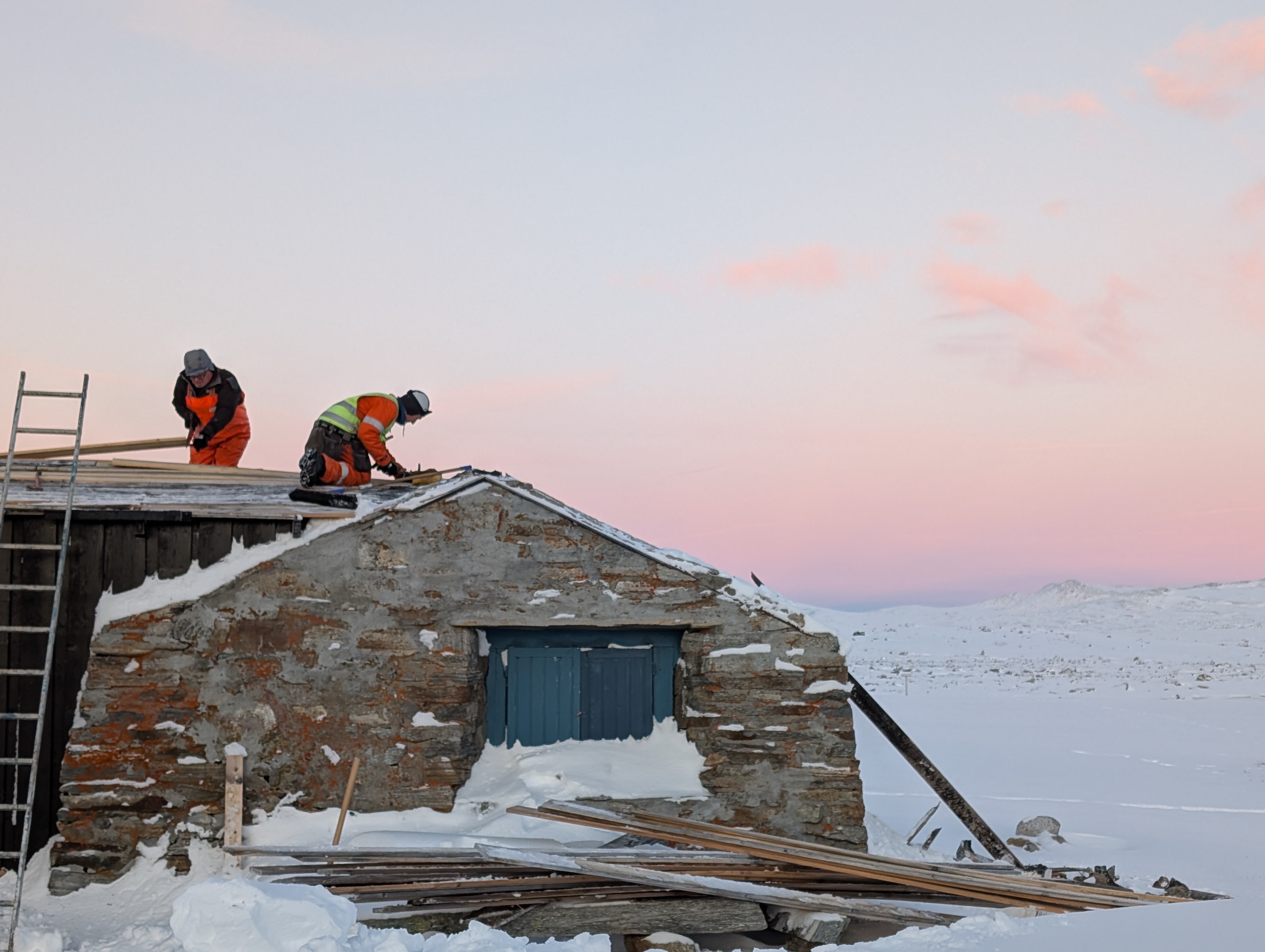 Personer som jobber p&aring; tak