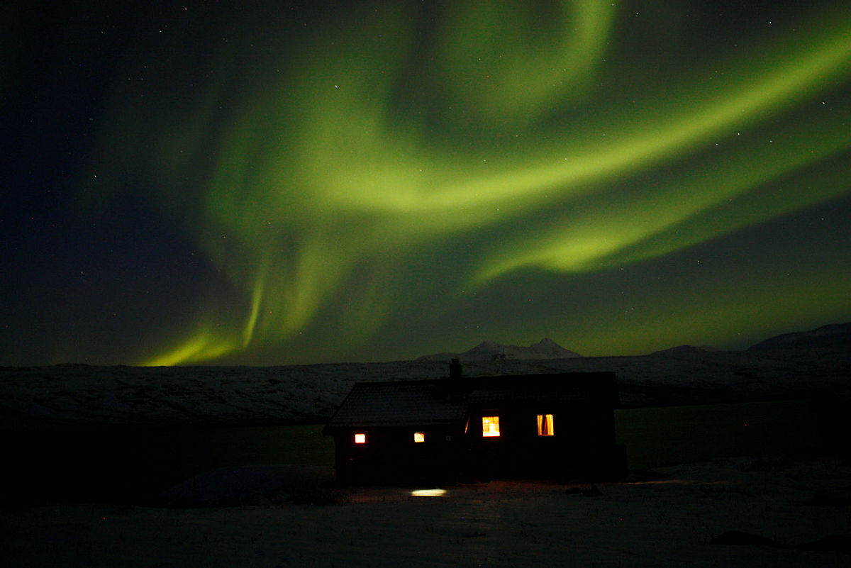 Gr&oslash;nt nordlys over Bjell&aring;vasstua. 