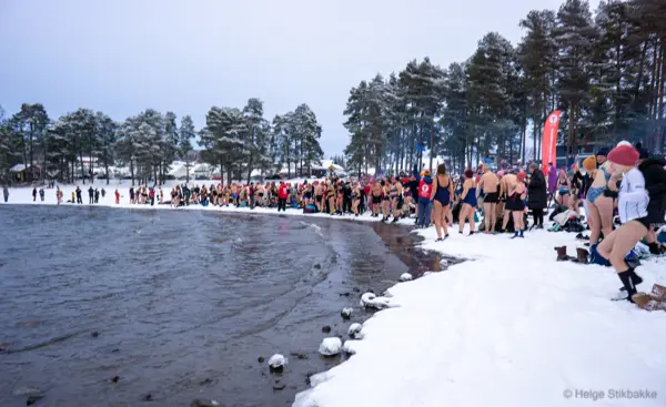 Nyttårsbad på Furubergstranda (Torp) 01. januar markerte starten av Friluftslivets år i HHT