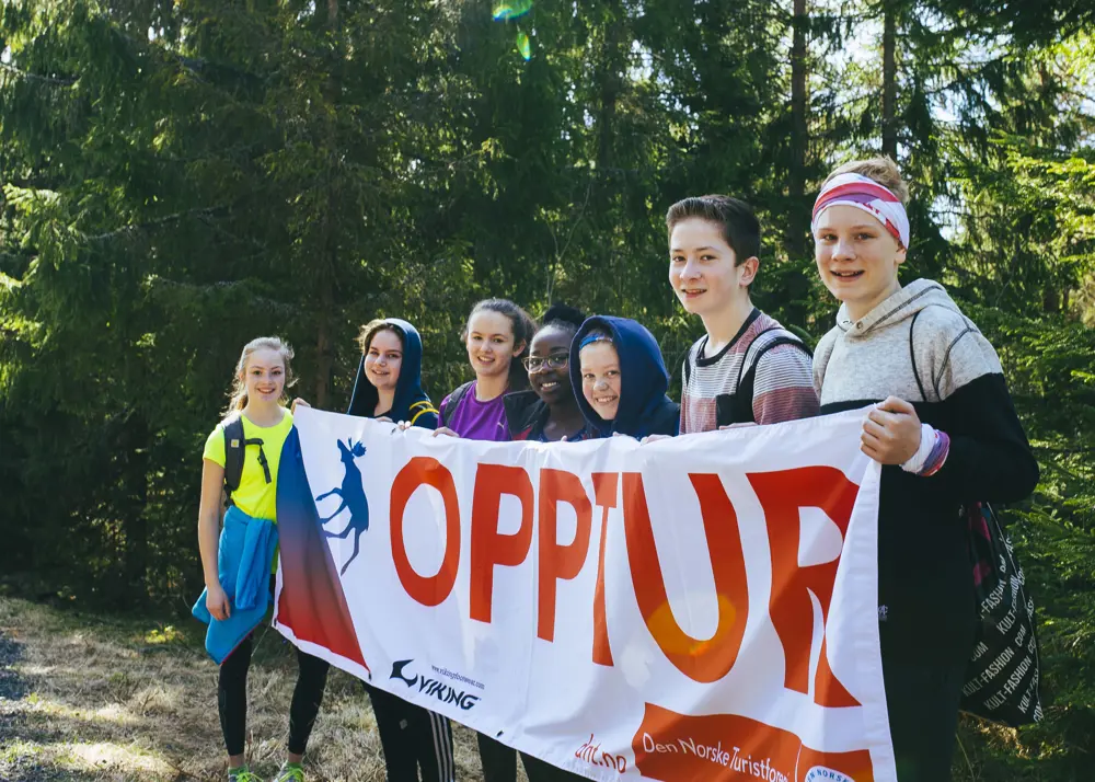 Ungdommer med Opptur-banner