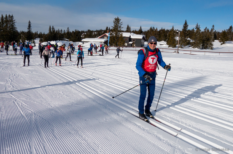 Turleder med turfølge på ski