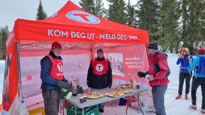 Frvillige deler ut kringle og brus til deltagere.