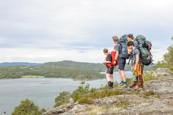 En gjeng med ungdom på fellestur nyter det å være på tur!