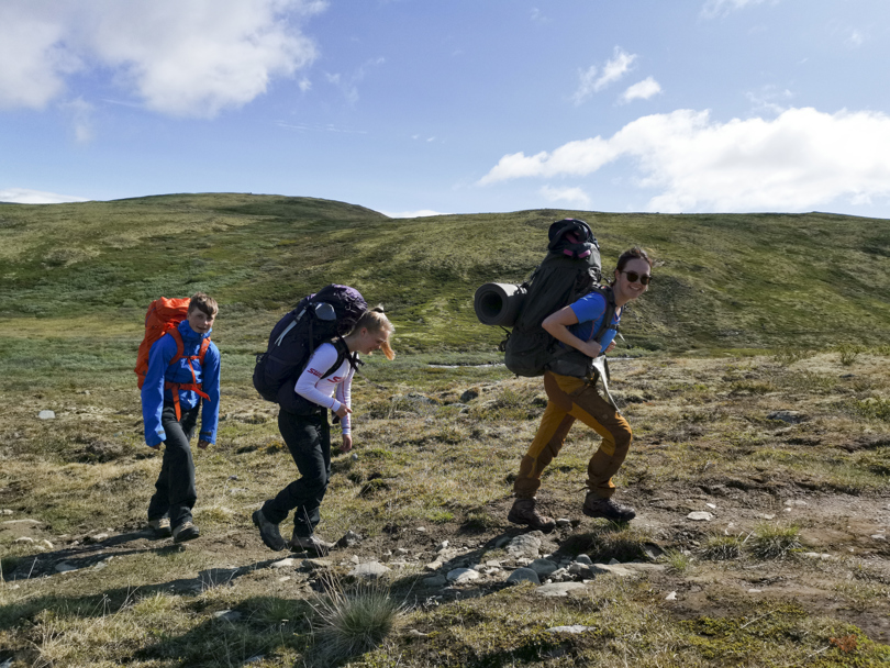 Tre ungdommer på tur i fjellet