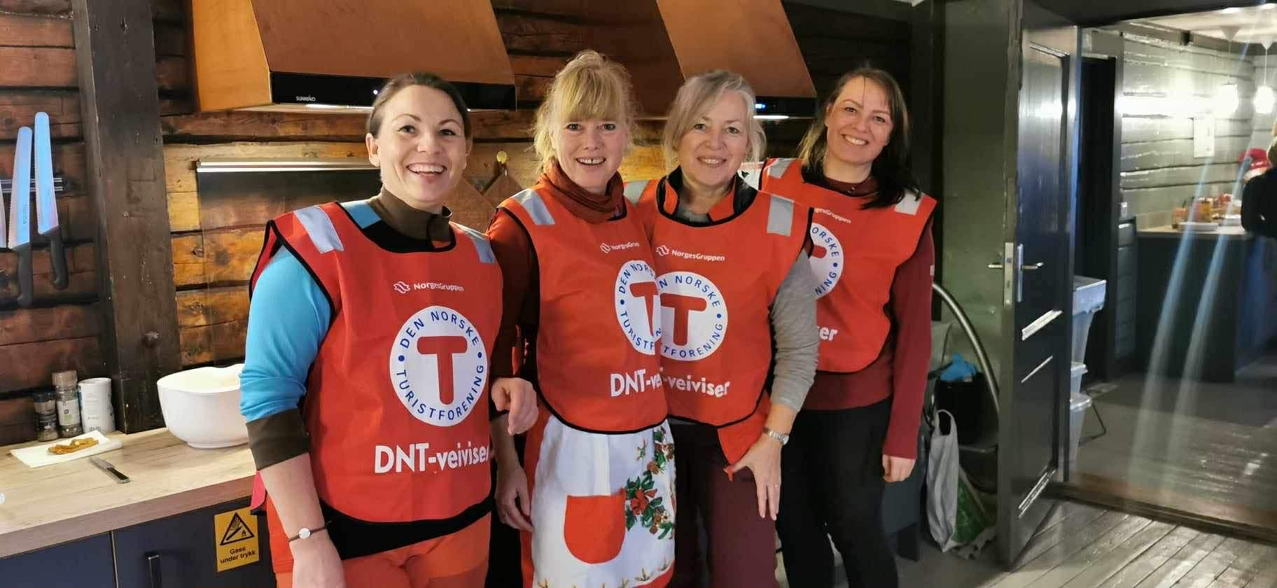 Glade kaf&egrave;verter p&aring; Gr&oslash;nnkollhytta