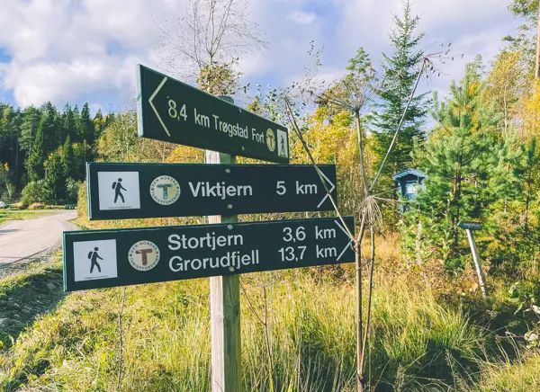 Turskilt i høstskogen.