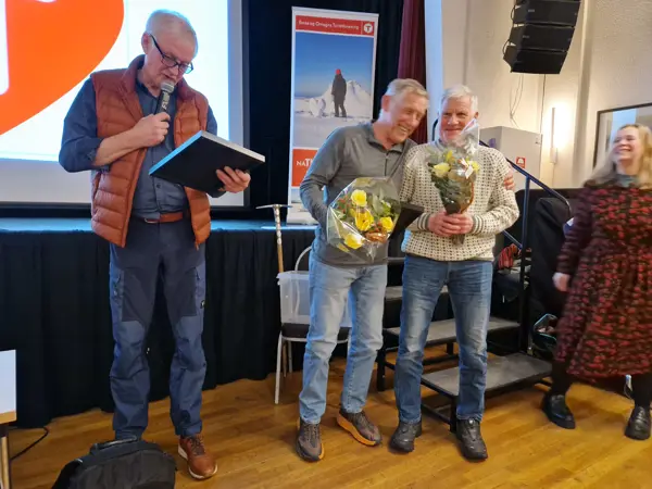 Styreleder deler ut hederstegn til to æresmedlemmer
