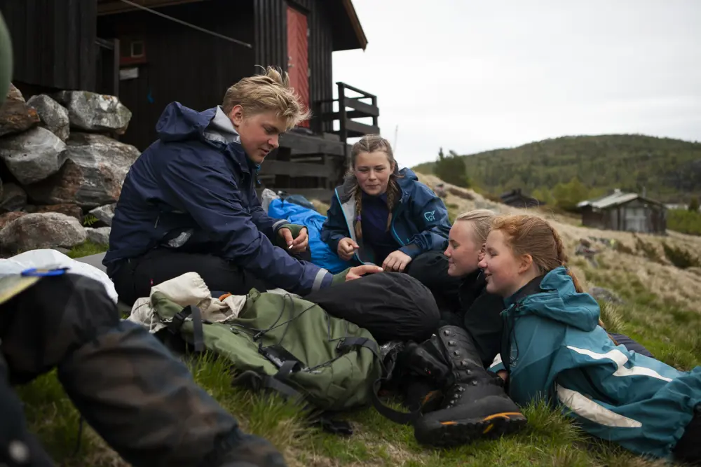 Ungdommer koser seg på tur.