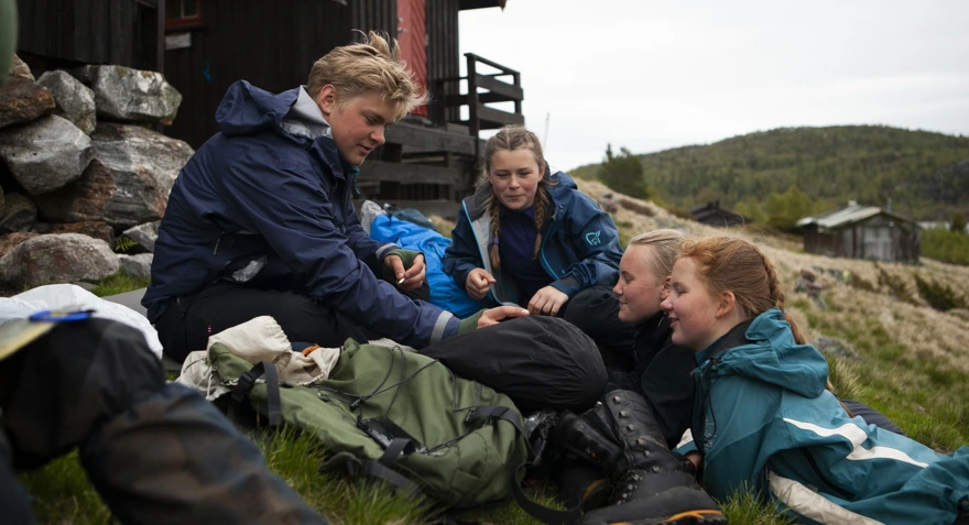 Ungdommer koser seg på tur.