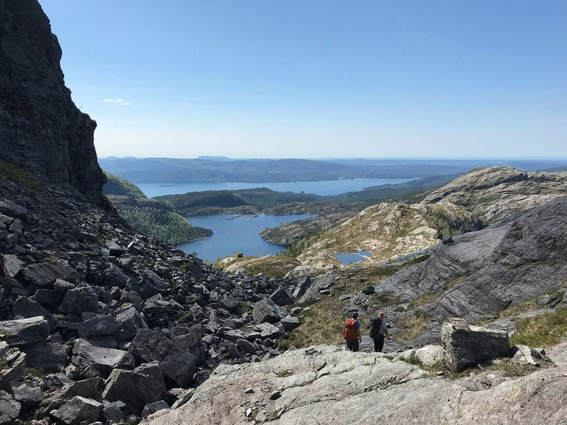 To personer går ned en ur.