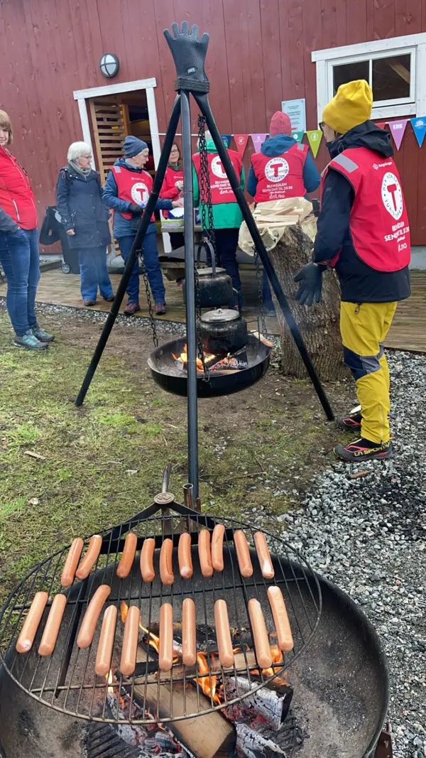Frivillige i DNT rundt bålet