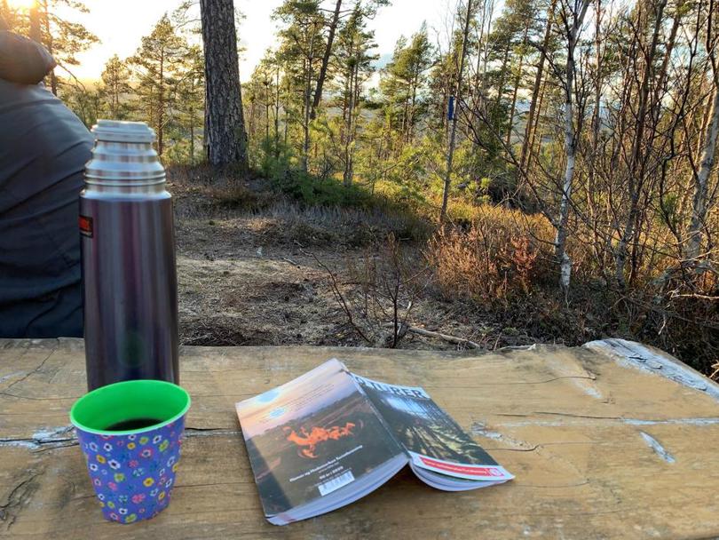 Kafferast med turboka som lesestoff.