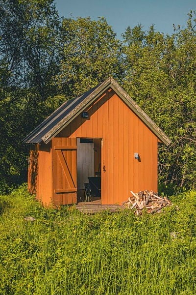 Gult uthus med gr&oslash;nt gress i bakgrunnen