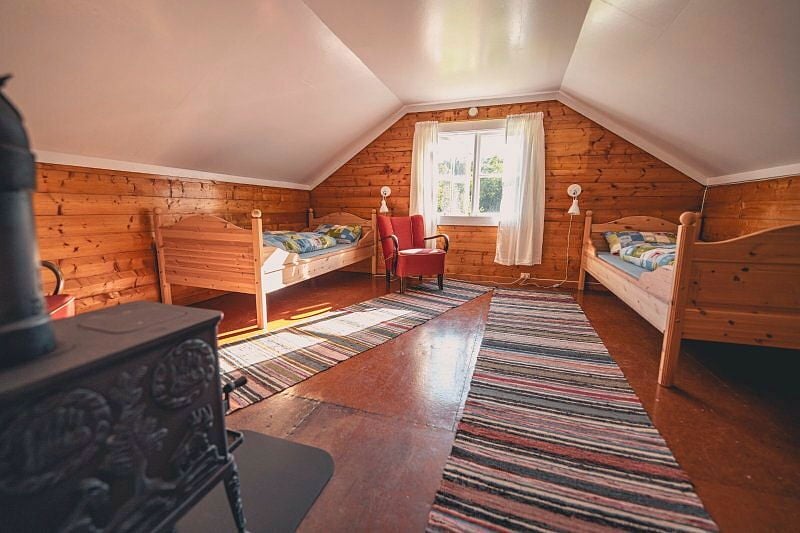 Loftstue med senger i tre og filleryer