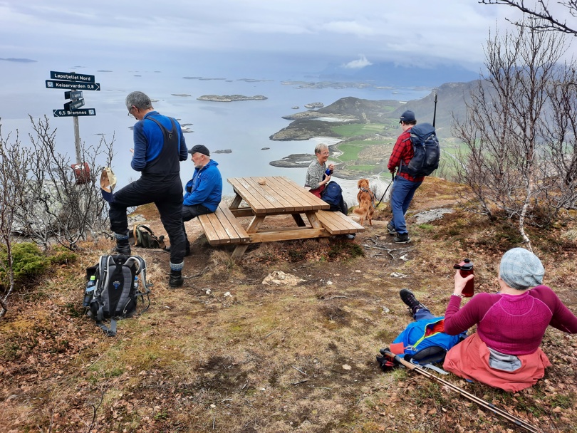 Rast ved benk på vei opp til Keiservarden