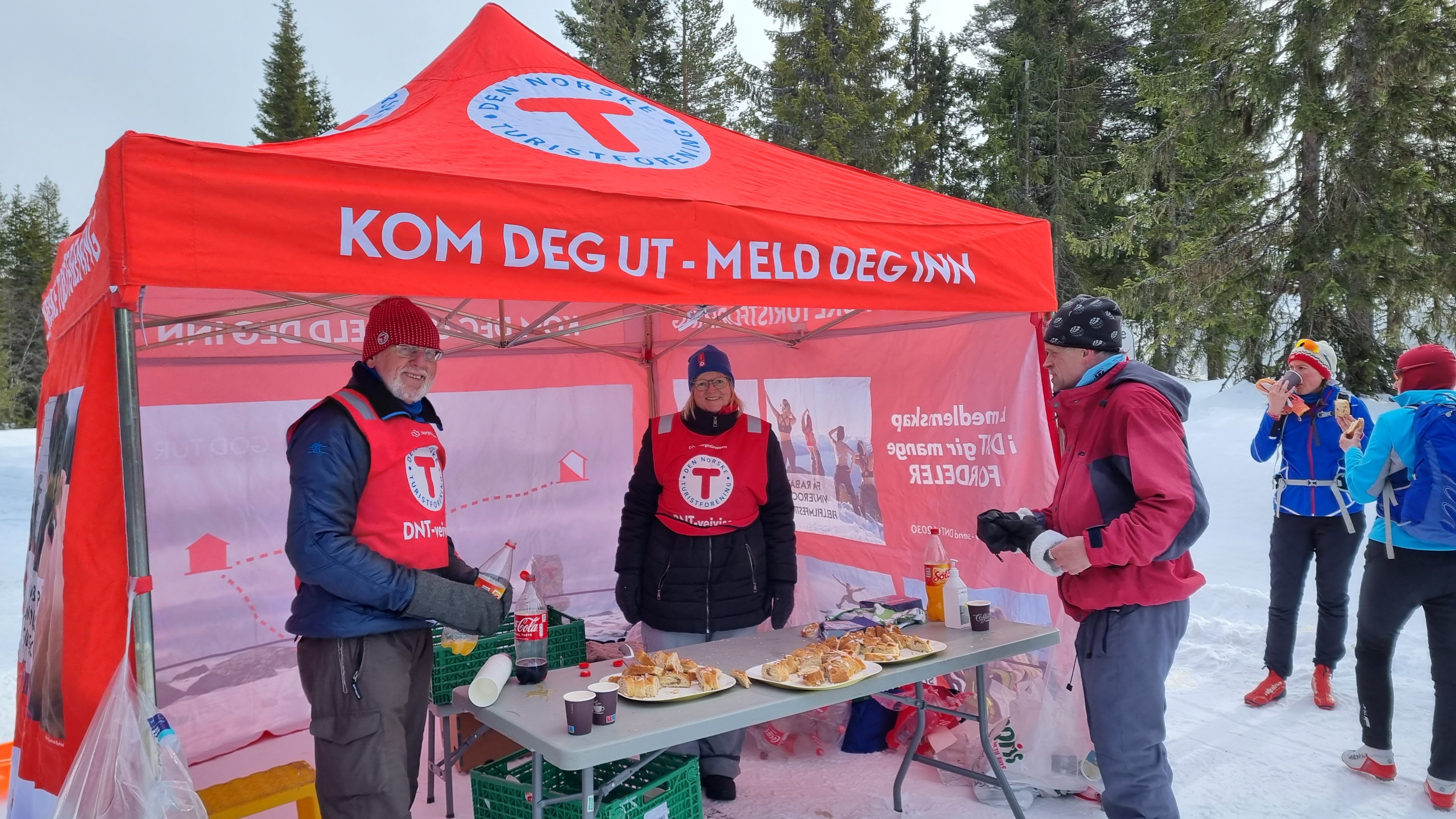 P&aring; Lavlia serveres det kringle og brus til alle deltagerne. Foto: Thomas Pedersen
