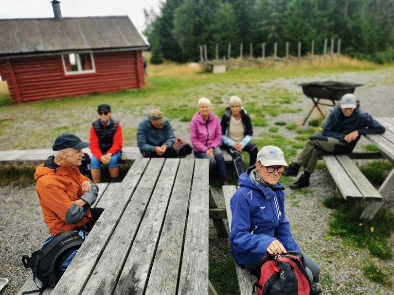 Turdeltagere sitter ved Vollkoia