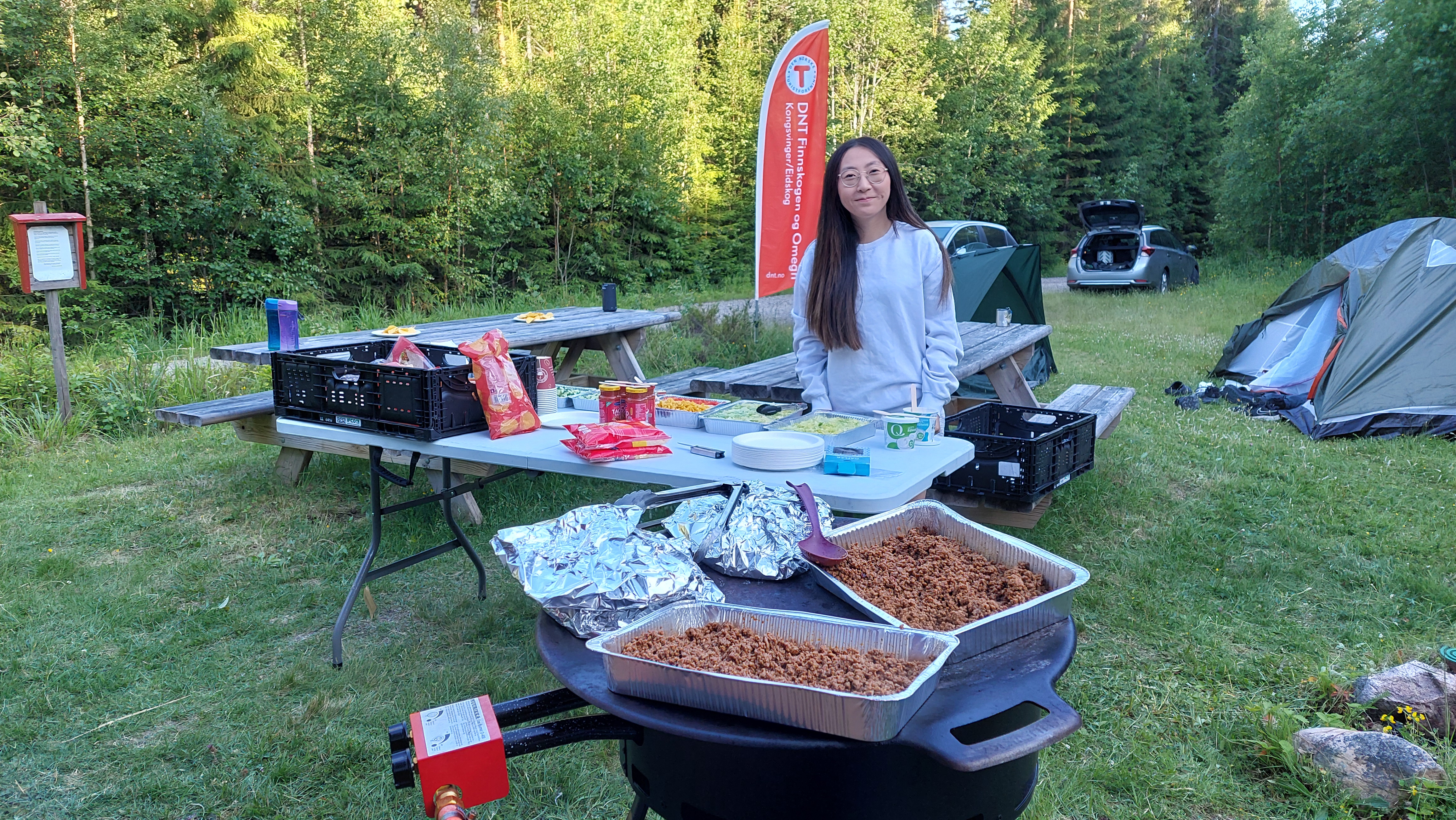 Jente som lager taco