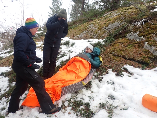 Kristine er markør og har fått allergisk anfall. Heldigvis har hun epipenn i sekken som Emil og Aleksandra raskt fant frem til.