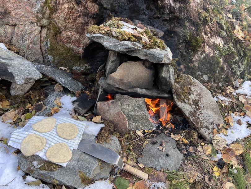 Brød til kebab klar til steiking i sjusteinsovn.