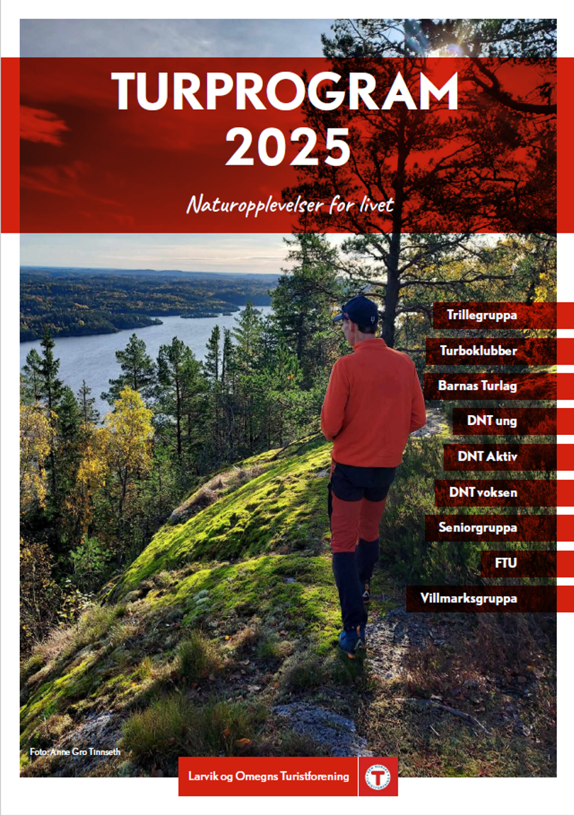 Forside turprogram 2025 - mann som ser utover et vann