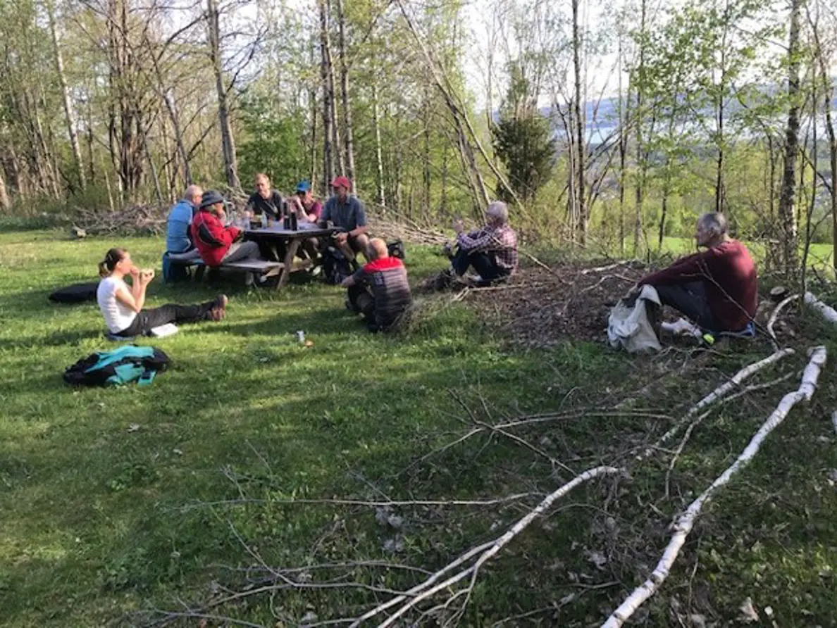 En gjeng med deltagere på stimerkekurs i sol og vårstemning.