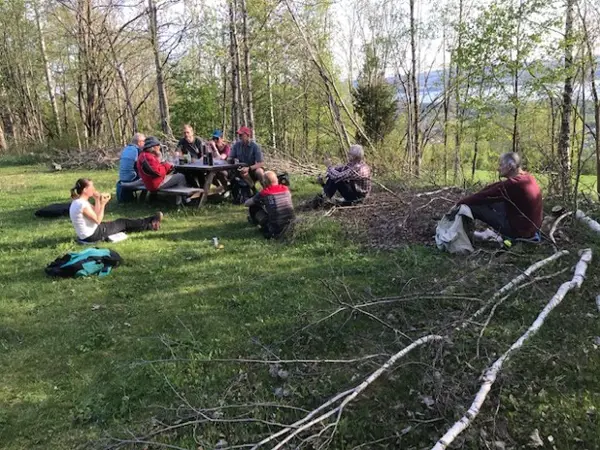 En gjeng med deltagere på stimerkekurs i sol og vårstemning.