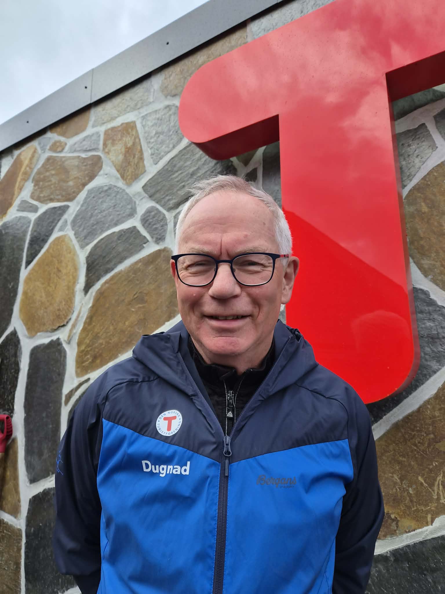 St&aring;le noen minutter f&oslash;r han skal ut p&aring; dugnad med HEIL VED. Foto: DNT Harstad og Omegn