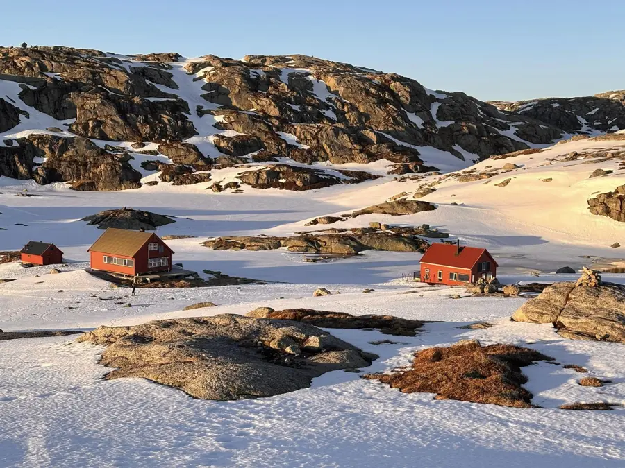 Sandvatn. 2 røde hytter. Litt snø . Kveldsol