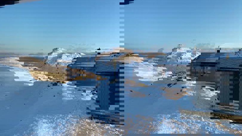 DNT Turisthytte på Haakonsbu i tidlig vinterdrakt med snø på bakken