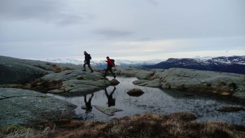 To menn går over fjell.