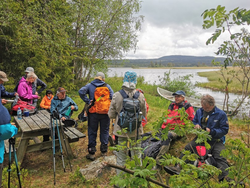 Mennesker ser utover landskapet.