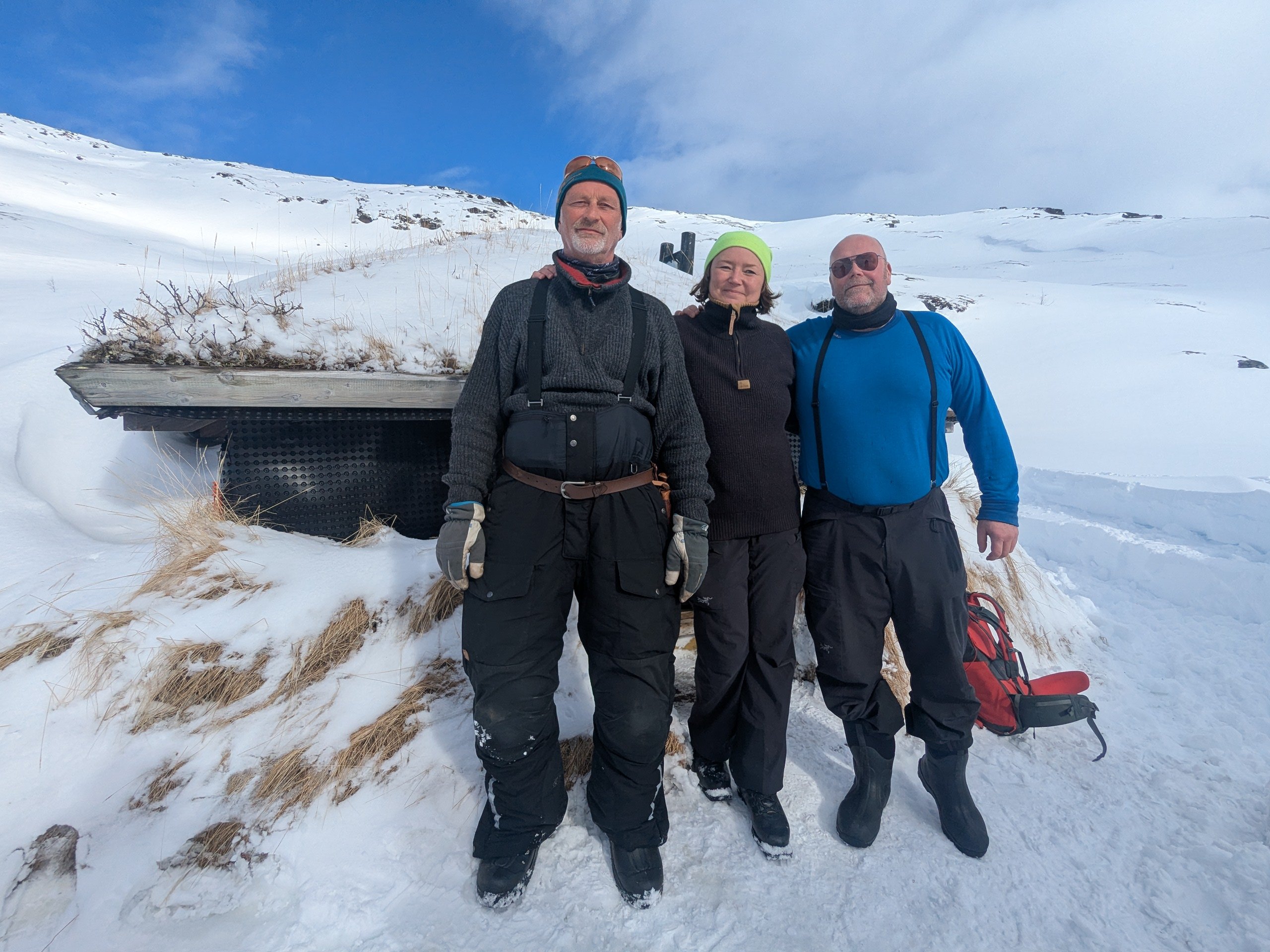 Tre personer foran en gammen - vinter