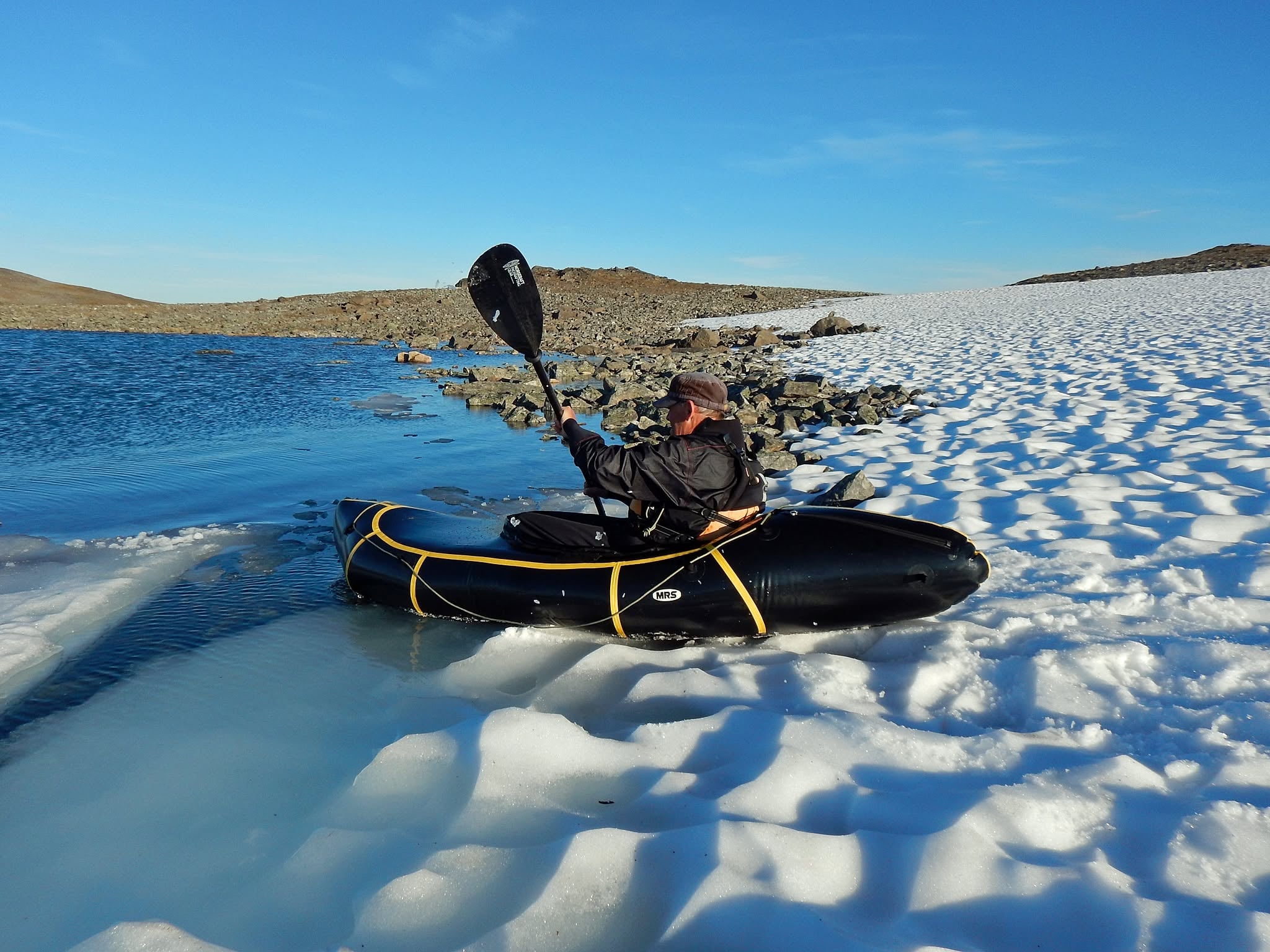 Mann i packraft