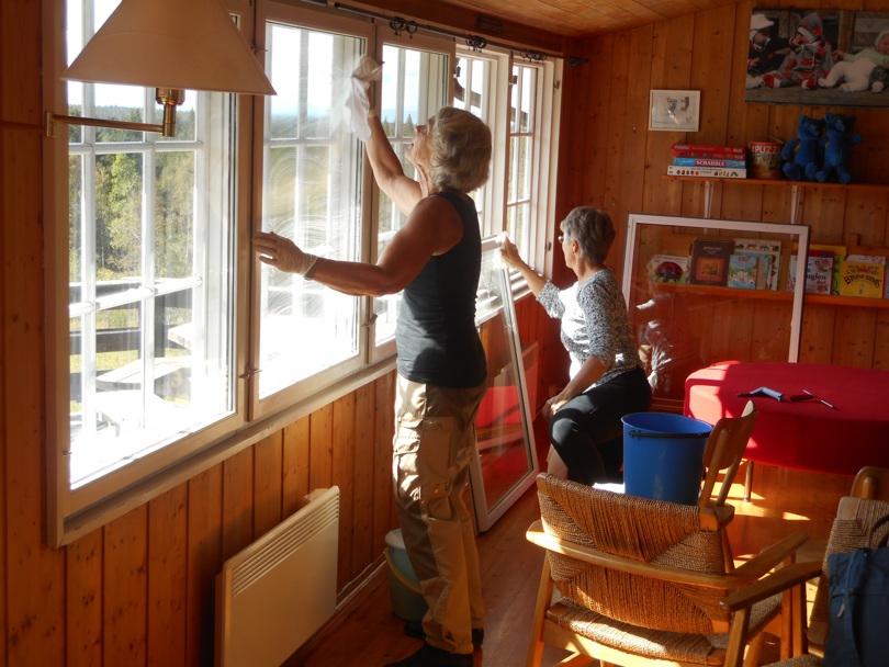 To damer vasker vinduer på Lageråkvisla.