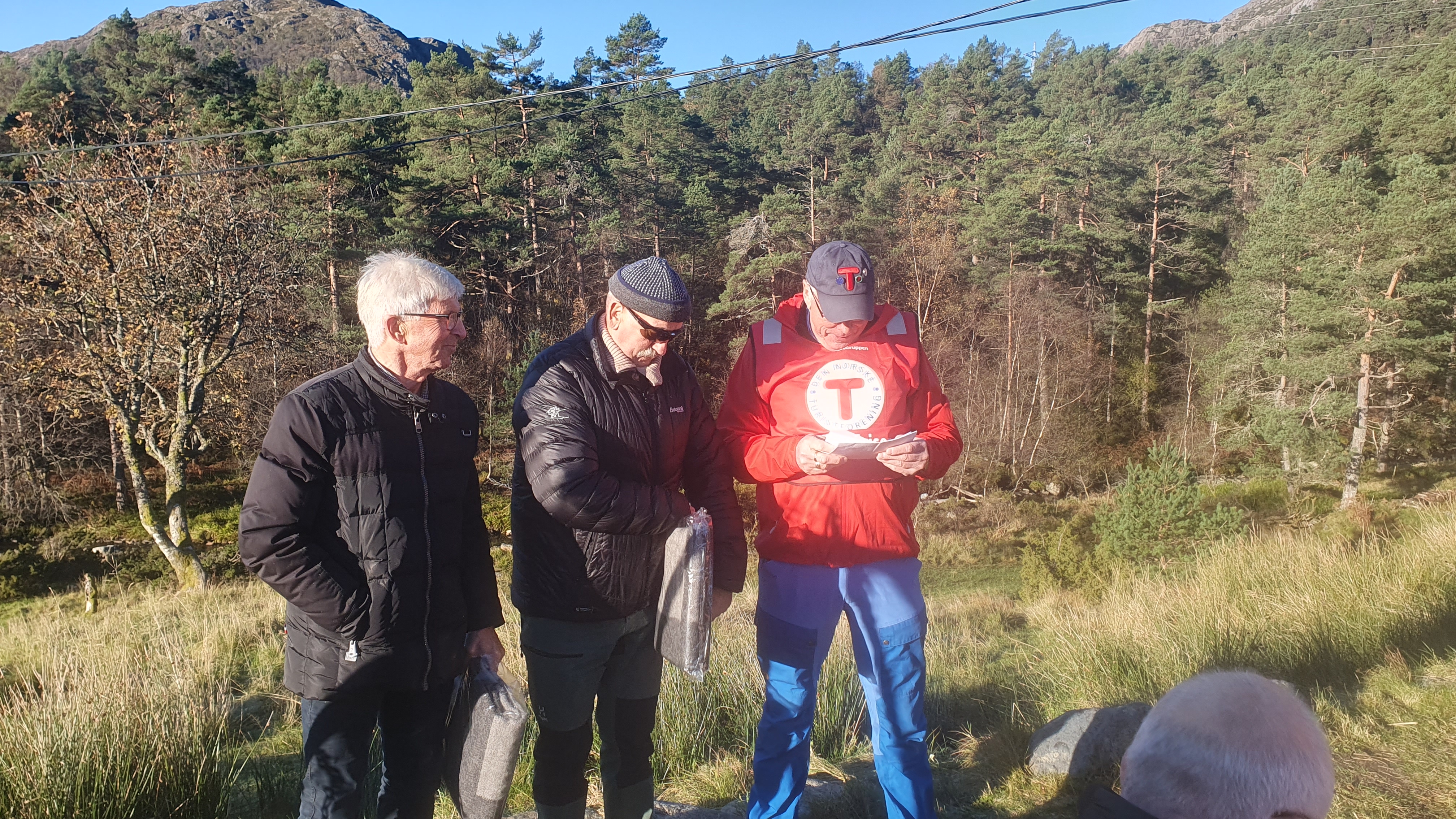 Leiar i SFT, Tom Knudsen, takkar Magne Jostein og Gunnar for jobben
