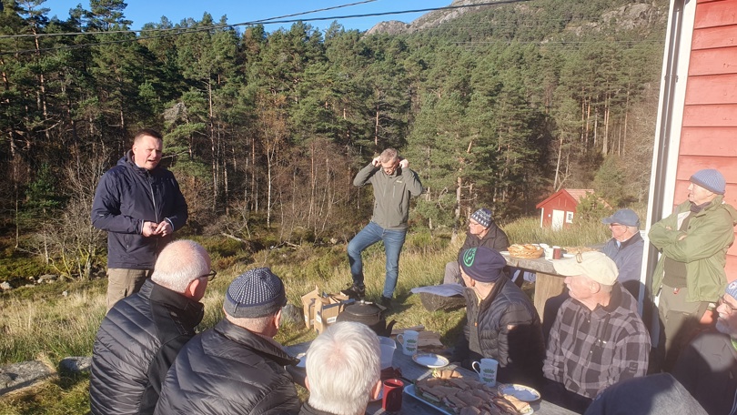 Roger Sæverud frå Vågslid Ferieheim AS" (fagforeiningane på Aker Solutions)  takkar dugnadsjengen