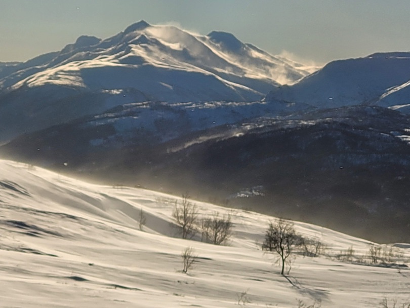 Vind og blåst med snødekte fjell i Beiarn