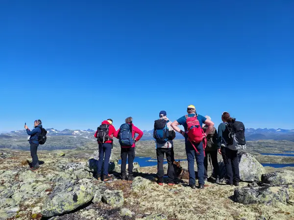 Ingeborg Høe Utsikt mot Jotunheimen og Hurrungane langs ryggen mot Slettningsegge