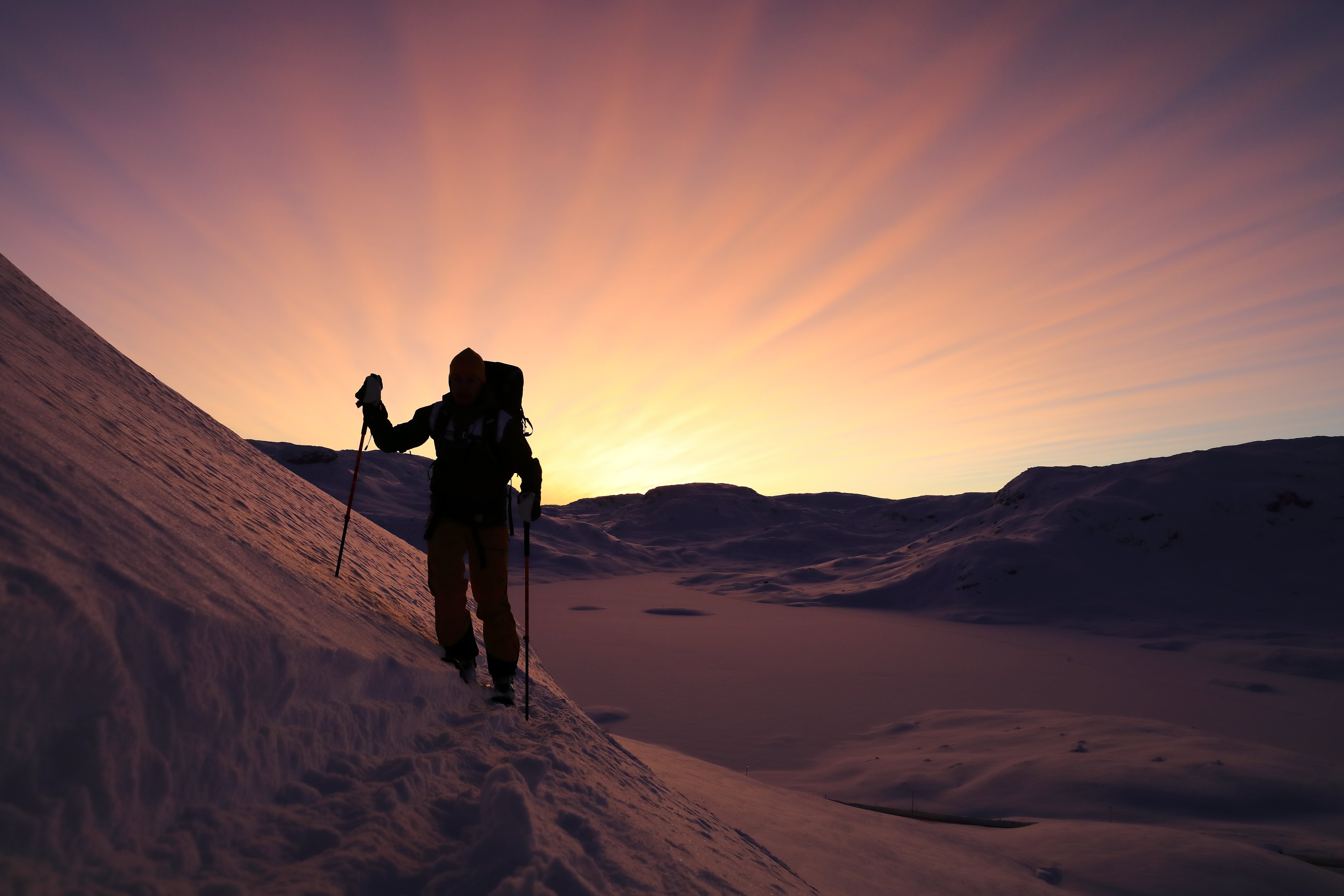 Foto. Skikjører i solnedgang.