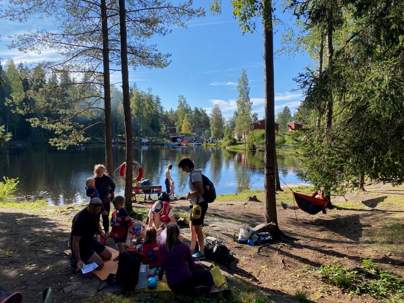 mennesker i skogen ved et vann